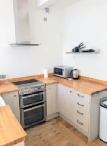 Charming 2 br apartment next to worthing station, close to town and seafront