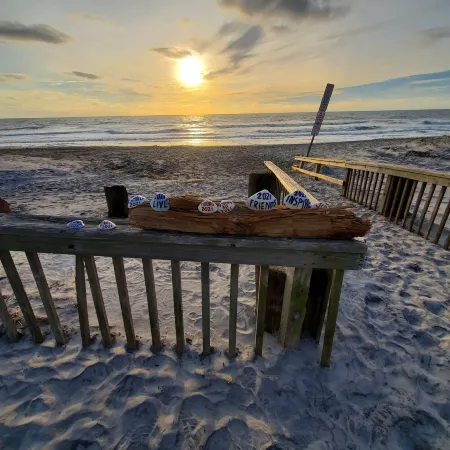 5 STAR AMAZING😙 Private home just for you. Comfy, Cozy, Clean. Steps to beach.