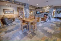 Best deck view of River Run ski slope 1 min walk to gondola/village 2 bed 2 bath