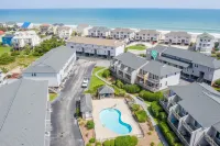 Quiet Island Hideaway with private beach access/pool, near shops and food.