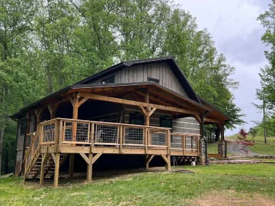 Luxury Log Cabin Living Отели рядом с достопримечательностью «Lone Hickory Indoor Arena»