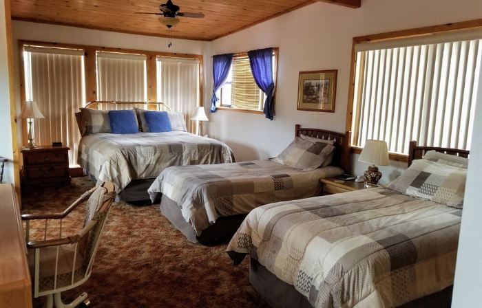FOUR TOES MOUNTAIN LODGE nestled in the Sangre de Cristo Mtns/Ski/Hike/Fish/Hunt