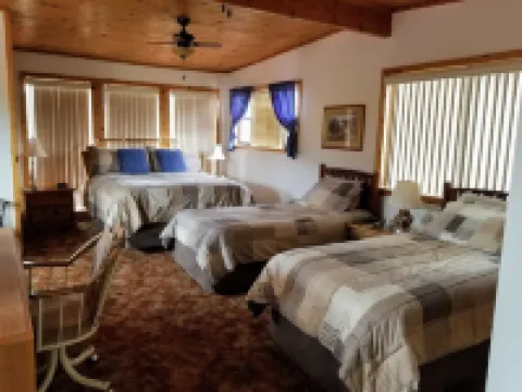 FOUR TOES MOUNTAIN LODGE nestled in the Sangre de Cristo Mtns/Ski/Hike/Fish/Hunt Hotels in Eagle Nest