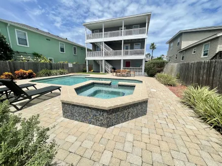 Amazing 5BR  Entire house, private heated pool & Hot Tub 3 min walk to beach. Отели рядом с достопримечательностью «Sea Turtle, Inc.»
