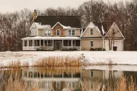 Peaceful Country Retreat 20 Acres Private Pond Hot Tub Sauna Pets