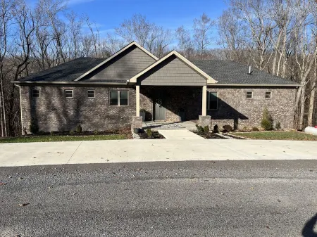SPACIOUS 5/3 SCREENED PORCH AND PATIO, LAKE VIEW