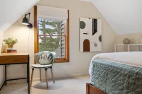 Luxury stay cabin EV ready, hot tub, fast wifi, sunroom, firepit & free cleaning