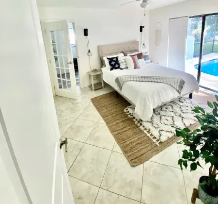 Cheerful 1 bedroom guest suite with pool and yard