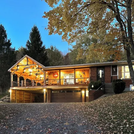 Luxurious Ellicottville Chalet with view of slopes & min to town! Pet Friendly!