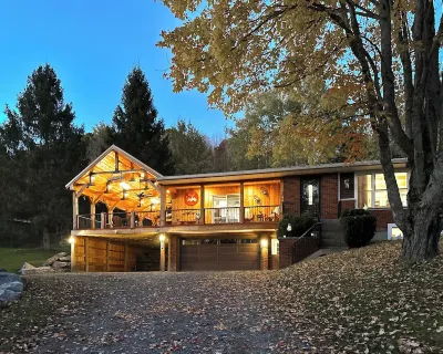 Luxurious Ellicottville Chalet with view of slopes & min to town! Pet Friendly!