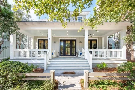 WaterColor Cottage with 6 seater golf cart + 6 bikes, 9 pools, beach access! Отели рядом с достопримечательностью «Парк штата Грейтон Бич»