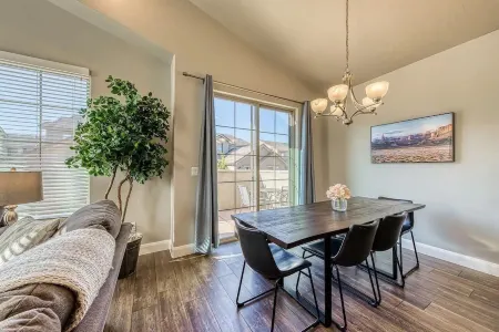 Gorgeous Townhome 3-Bedroom w/Hot Tub, Pool, and Games! Отели рядом с достопримечательностью «Парк Херитедж»