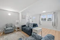 Attractive, updated 2-bedroom home, 5 min walk to beach, pets ok, onsite parking