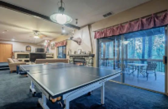 Custom 6 Bedroom 4 full bathrooms Cabin with Amazing hillside Views, fenced lot.