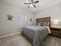 *NEW* Clean Beach Retreat- 2.5 block walk to the beach