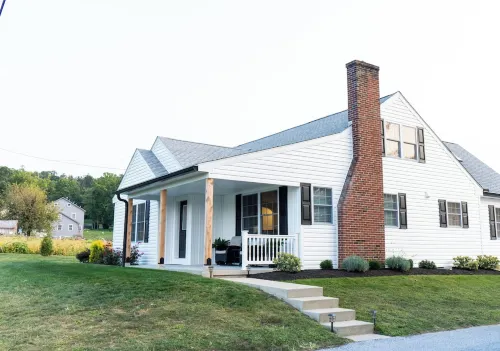 Spacious 5-bedroom house with WiFi, AC in welcoming Paradise