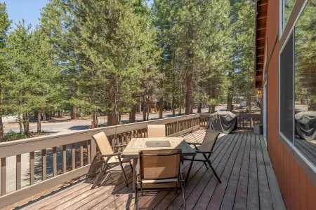 Modern upgraded Tahoe Donner 3BR mountain cabin! Pet friendly!