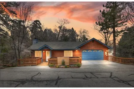 Rustic Luxury w/ hot tub, A/C + pet friendly Отели в г. Лейк Арроухед