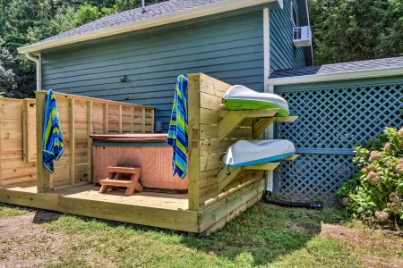 Private Riverside Home -- Hot Tub~King Bed~Kitchen