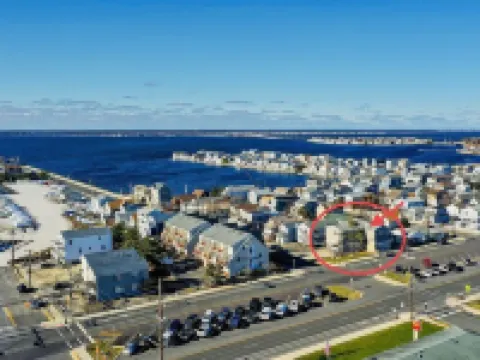 Spacious Skylit Seaside Stay - Walk to Bay & Beach - King Bed, Parking & Badges Hotels in Seaside Park