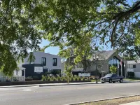 Charming Cottage Walking Distance to Downtown! 2 King beds and gas fire pit