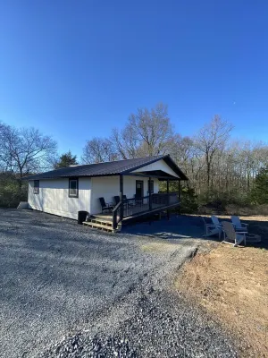 2 Bed Mountainside Cabin w/ Hot Tub 15 min to Mena