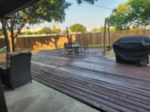 Spacious Family Friendly Retreat Centrally Located with Big Backyard 凱勒酒店