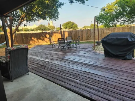 Spacious Family Friendly Retreat Centrally Located with Big Backyard