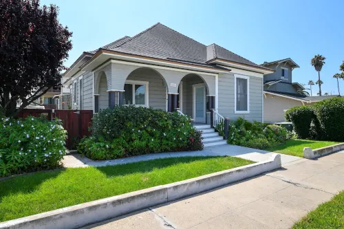 Modern Victorian Home Walking Distance To Ventura Pier and Downtown Restaurants