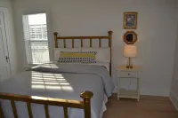 Experience the charm of Wausau, Wisconsin in this Historic Upper-Level Apartment Hotel dekat Yawkey House Museum
