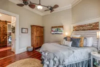 Walk Downtown! Large Pool, Hot tub, Fire pit, Close to EVERYTHING!