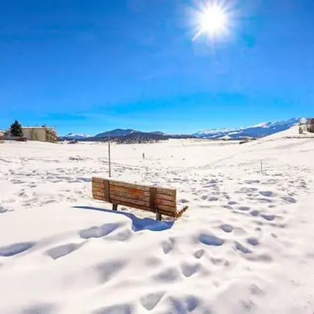 Stylish Mountain Condo w/Fireplace on Lake Dillon