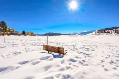 Stylish Mountain Condo w/Fireplace on Lake Dillon Hotels near Everything Colorado
