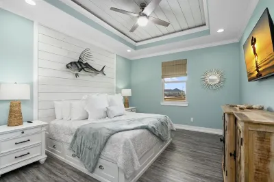 Cozy 3-bedroom house, sleeps 12. Steps to the beach with large entertaining area 마이 해피 플레이스 RV 캠프 주변 호텔