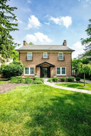 Golden Dome Getaway: Hot Tub, Cinema, Fire Pit! Отели рядом с достопримечательностью «Ice Box Skating Rink»