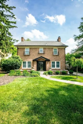 Golden Dome Getaway: Hot Tub, Cinema, Fire Pit!