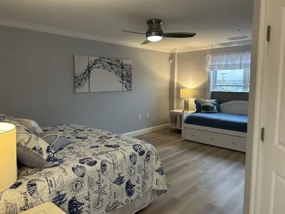 The Surf - steps to the beach Hotel a 