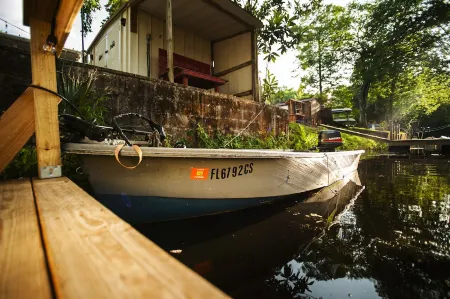 Legacy Lagoon- Peaceful on Weeki Wachee Canal w/2 Clear Kayaks! Отели в г. Уэки-Уочи-Гарденс