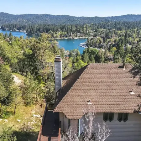WOW! 4BR Cabin w/ EPIC Lake Views, Hot Tub, Lake Access. Arcade Games. Pets OK