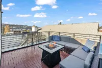 Sunset view of the Space Needle and South Lake Union! Hotels in Eastlake