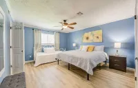Spacious 4BR for Groups - 3 min to Woodlands Mall, Concerts & More! Hotels near Nordstrom Rack