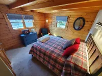 Sunset Cabin by the Sea: Log cabin w/ stunning ocean views. Unwind in paradise! - Hytter
