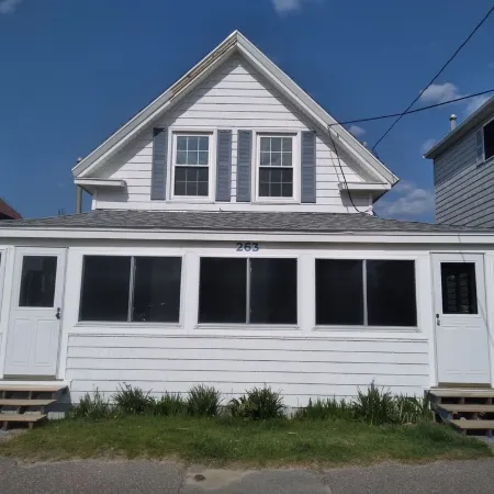 Steps to Beach Entrance #7, 1st floor, 2 Bedrooms, King Bed, Private deck/grill