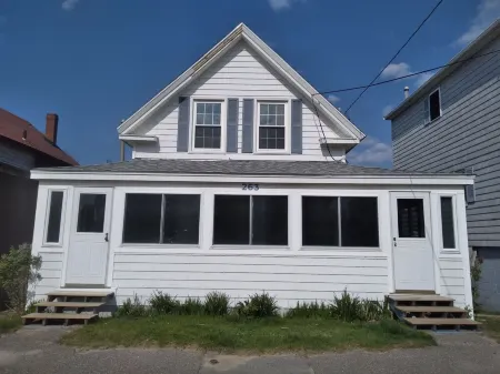 Steps to Beach Entrance #7, 1st floor, 2 Bedrooms, King Bed, Private deck/grill Отели рядом с достопримечательностью «Pines Camping Area»