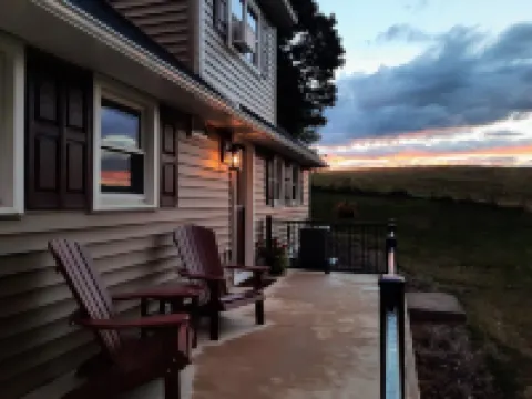 Cozy Cottage- 10 Mins to Koziars Christmas Village