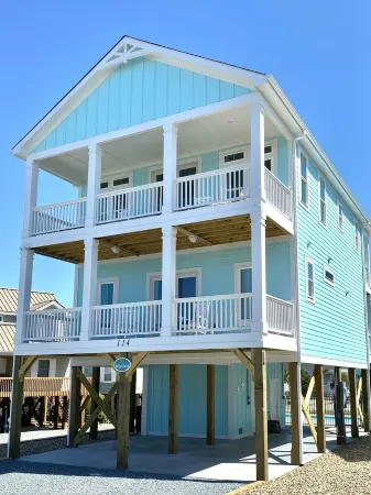 Brand New Beach House with huge private pool! 2-minute walk to the Beach ⭐️⭐️⭐️⭐️⭐️ Отели в г. Локвудс Фоли