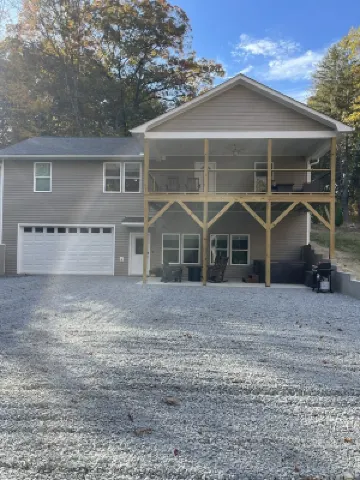 NEW house nestled in a quiet area. Has hot tub & game room. 5 min to down town.