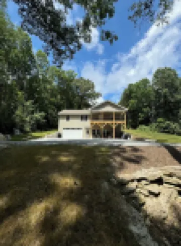 NEW house nestled in a quiet area. Has hot tub & game room. 5 min to down town.