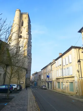 Gîte de la cathédrale in downtown Lectoure Отели в г. Лектур