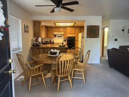 Cozy Wrightwood Home Away From Home-Walk to Town Near Mtn High Ski Resort